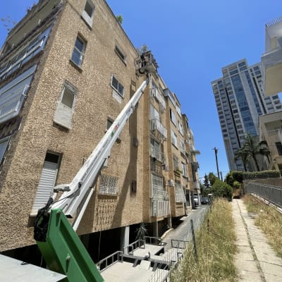 מנוף מרים אדם לגג בניין