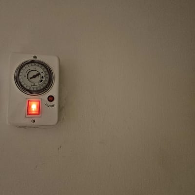 שעון טיימר עם נורית חיווי על קיר