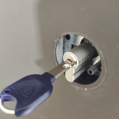 מנעול עם מפתח בתוכו, חלק מעבודת מנעולן