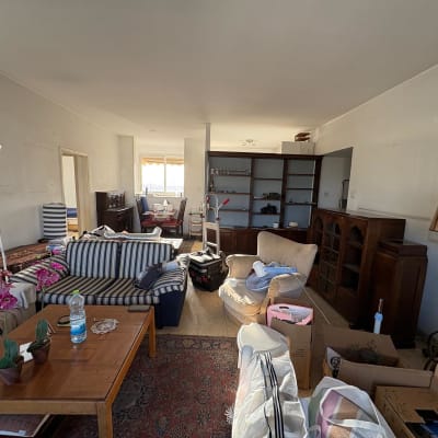 חדר עם רהיטים וארגזים, מוכן לפינוי