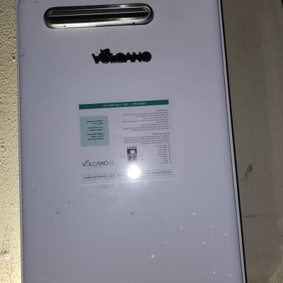 מחמם מים גז עם לוגו וולקנו וצנרת חיבורים