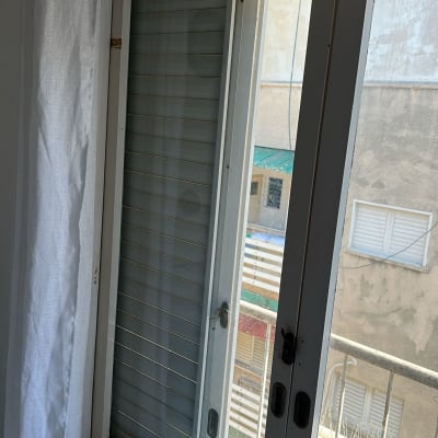 חלון זכוכית עם וילון לבן