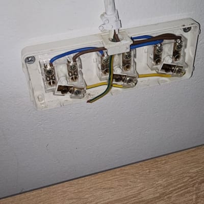 חיבורי חשמל עם חוטים צבעוניים בקופסה פתוחה