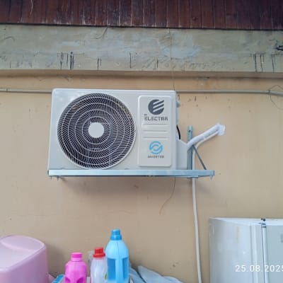 יחידת מיזוג אוויר מותקנת על קיר חיצוני