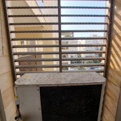 רשת מתכת למניעת כניסת יונים על חלון