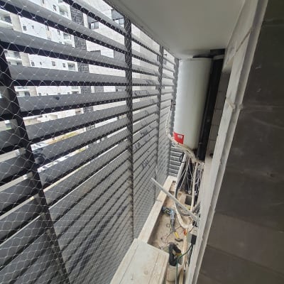 רשת מתכת מותקנת למניעת כניסת יונים במרפסת