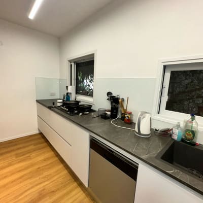 זכוכית על הקיר במטבח מודרני