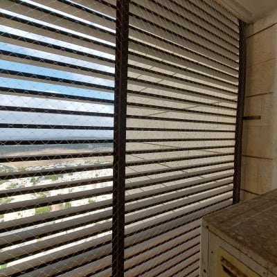 רשת יונים מותקנת על חלון למניעת כניסת יונים