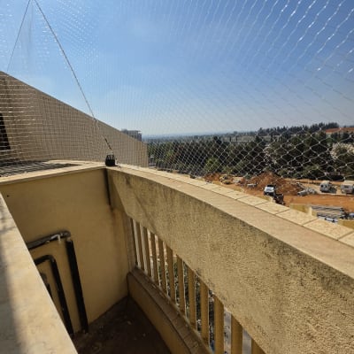 רשת יונים מותקנת על מרפסת בבניין