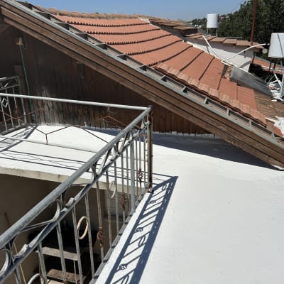 גג אטום עם רעפים ומעקה מתכת