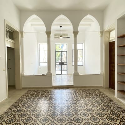 חדר עם תקרה צבועה ומאוורר תקרה שחור