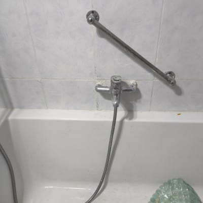 ברז אמבטיה עם צינור מקלחת ומאחז יד