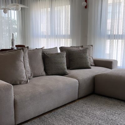 וילונות לבנים שקופים תלויים על חלונות גדולים