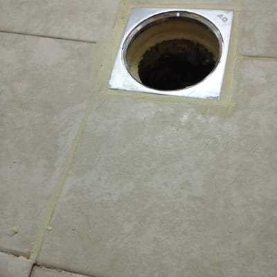 פתח ניקוז ברצפת קרמיקה עם מסגרת מתכת