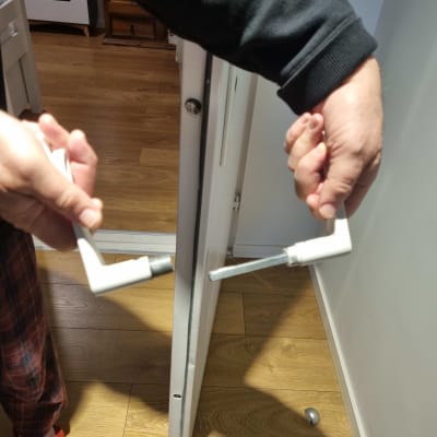 תיקון ידית דלת על ידי אדם עם כלי עבודה