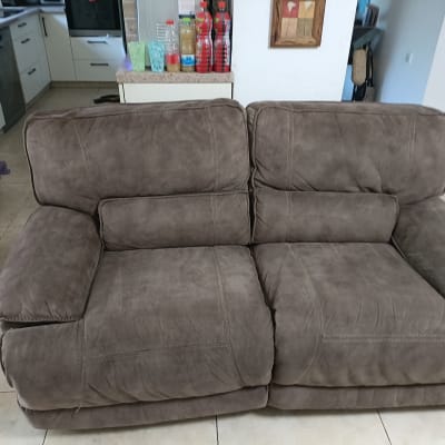 ספה חומה במטבח עם בקבוקי שתייה על השיש