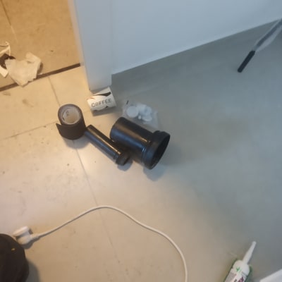 צינור פלסטיק שחור, סרט דבק, חומר איטום