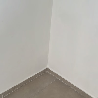 פינת קיר עם רצפת אריחים אפורה