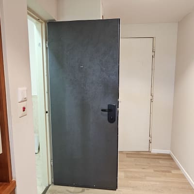 דלת מתכת פתוחה עם ידית שחורה