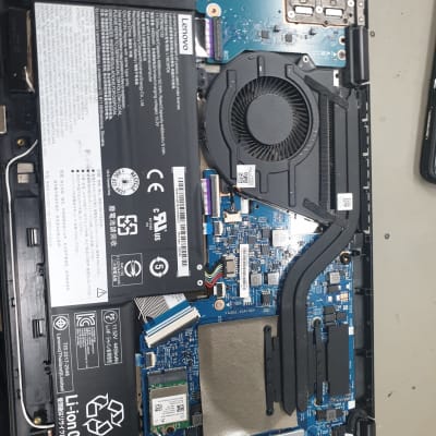 פנים מחשב נייד עם לוח אם ומאוורר