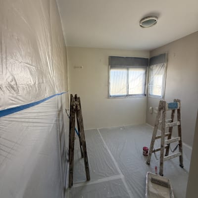 הכנת חדר לצביעה עם כיסוי ניילון וסולמות צבעים