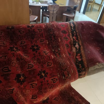 שטיח אדום עם דוגמאות על רצפה לבנה