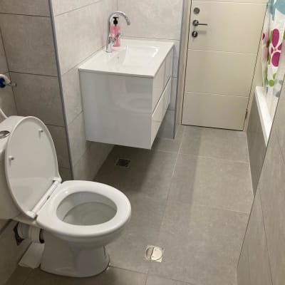 שירותים חדשים עם כיור תלוי וברז מודרני