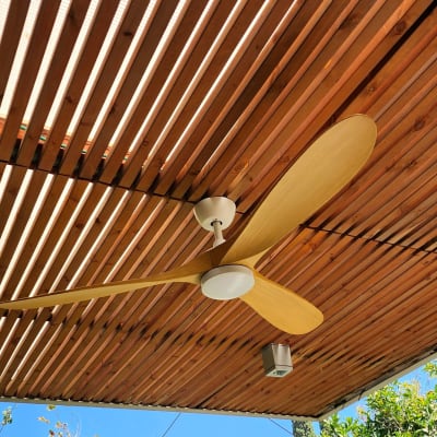 מאוורר תקרה מותקן על תקרה מעץ