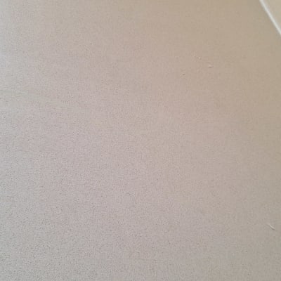 תיקון ומילוי סדק במשטח שיש בהיר