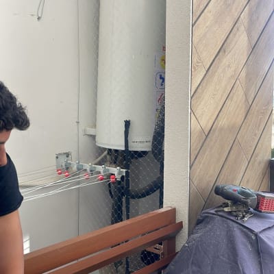 רשת הגנה מותקנת סביב דוד מים למניעת כניסת יונים