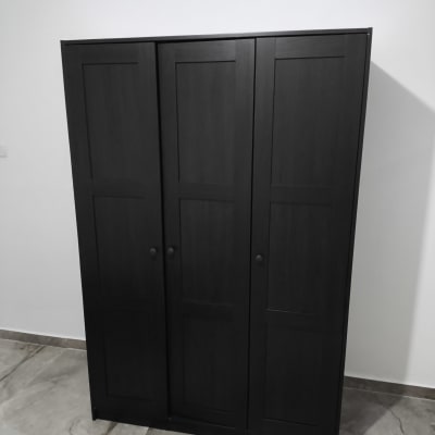 ארון בגדים שחור עם שלוש דלתות