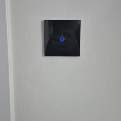 מתג חשמלי חכם על קיר לבן