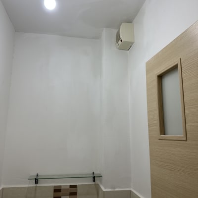 מדף זכוכית מותקן על קיר בחדר אמבטיה