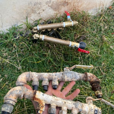 צינורות פליז וברזים על דשא