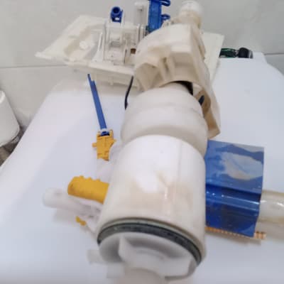 חלקי פלסטיק לבנים וכלים כחולים לצנרת