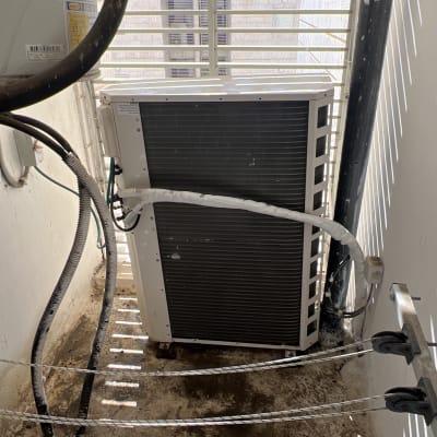 יחידת מיזוג אוויר חיצונית מותקנת על קיר