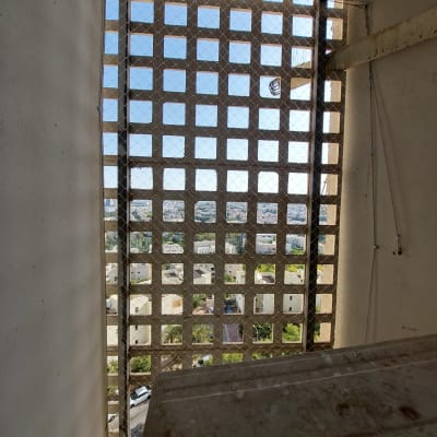 רשת למניעת כניסת יונים במרפסת בניין