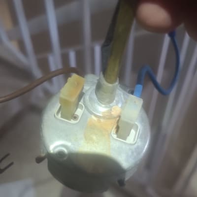 חלק חשמלי עם חוטים מחוברים, כנראה קשור למערכת חימום מים