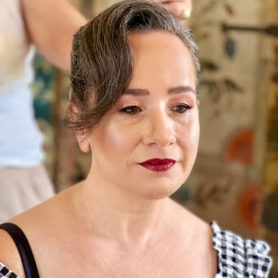 אישה עם איפור ושיער מעוצב, רקע מטושטש