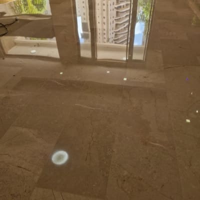 רצפה מבריקה עם השתקפות, כבל חשמל על הרצפה