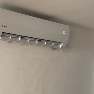 מזגן מותקן על קיר עם תצוגת טמפרטורה