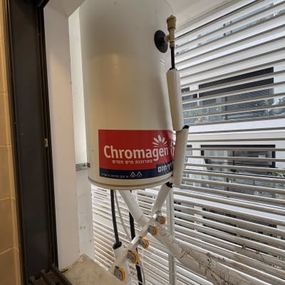 דוד שמש כרומגן עם צינורות מחוברים