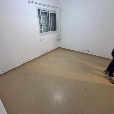 חדר ריק עם קירות לבנים ורצפה נקייה