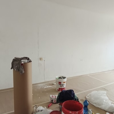 חומרי צביעה וכלים על רצפה מכוסה בניילון