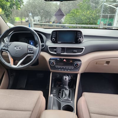 פנים רכב עם הגה ומערכת מולטימדיה