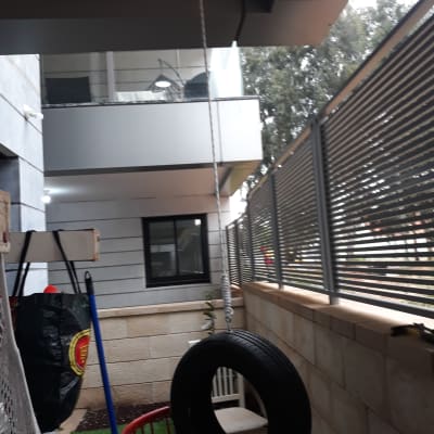 צמיג תלוי על חבל במרפסת