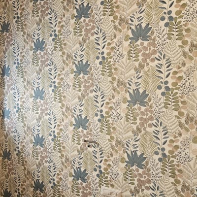 קיר עם טפט פרחוני בצבעים שונים