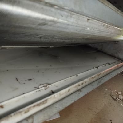 תעלת מיזוג אוויר עם לכלוך ואבק