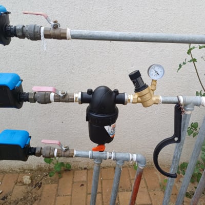 צנרת עם ברזים, מד לחץ ומסנן מים