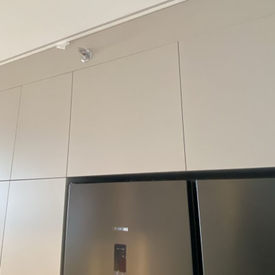 מקרר ומצלמת אבטחה בתקרה